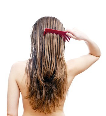 潤髮與護髮產品，會在髮幹的毛鱗片上附著一層保濕性物質，形成一層保護膜，減少頭髮分...