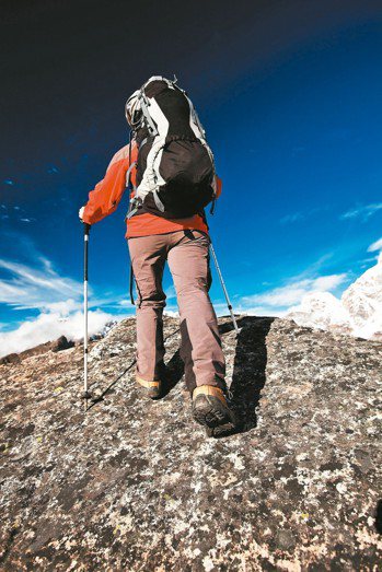 比起走平路，爬山時，對膝蓋的負擔會增加3至6倍，尤其下山對膝蓋負擔最重，也確實有...