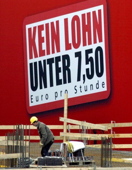 2007年時，看板上寫著「不得低於7.50歐元薪資」訴求，2015年基本工資上路...