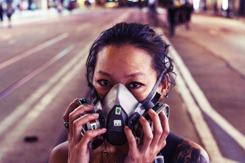 2019的香港夏天聞起來都是催淚彈的刺鼻熱辣味。香港反送中抗爭手法，從百萬人和平...
