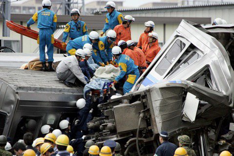 滴水穿石：《軌道》JR出軌事故背後，日本社會運動的細流