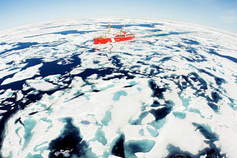 圖為 2008 年，加拿大破冰船在北極地區航行，包括西北航道。 圖／美聯社