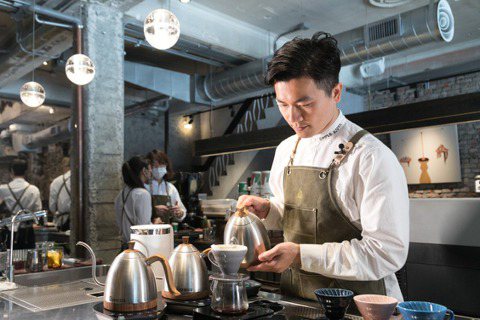 台灣首位在世界咖啡大賽奪魁的頂尖咖啡師─吳則霖。報系資料照