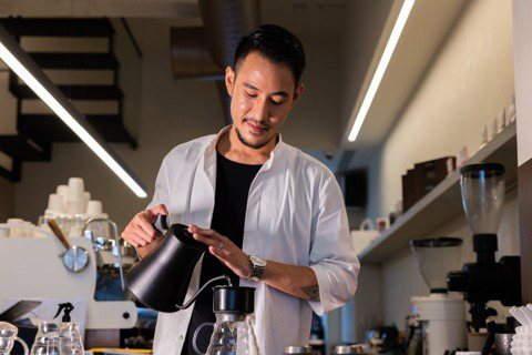 手沖咖啡就是單純的咖啡豆加水，在咖啡豆跟水之間，咖啡師透過他的器具，跟最後想呈現...