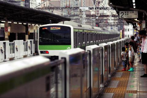 圖為東京有樂町站，一列JR東日本列車駛入裝設半高式月台門的月台。 圖／美聯社　