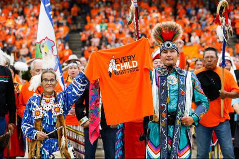 2022年9月30日的加拿大真相和解日，眾人穿上橘衣，直面過往國家帶給原住民孩童...
