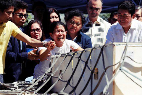 科威特冰箱女屍案受害人喬安娜．德瑪菲里斯，遺體運回菲律賓當天，喬安娜的姊妹在機場...