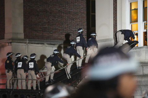 在4月30日晚間，紐約警察派遣數百人進入校園，並且進入漢彌爾頓大樓拘捕多名學生。...