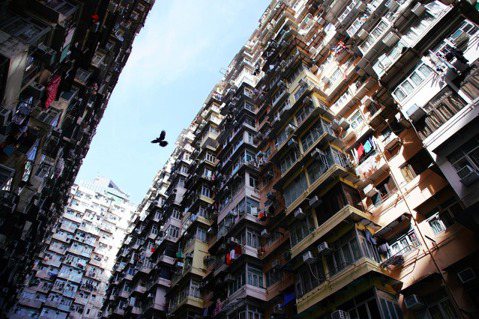 圖為海山樓一景。海山樓為香港著名景點，這幢彷彿由積木砌成的大廈呈現香港緊密而狹窄...