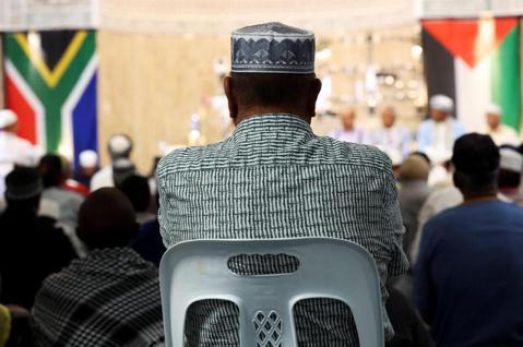一名南非男子在開普敦的清真寺內，聆聽南非於國際法院控告以色列犯下種族滅絕罪的演說...