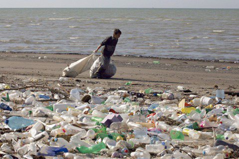 進入海洋的塑膠垃圾每年約有八億噸，相當於每分鐘就有一台垃圾卡車，將車上的垃圾都倒...