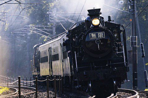 日本JR九州與《鬼滅之刃》聯名企劃的實體版「無限列車」。「火車」作為故事劇情中的...