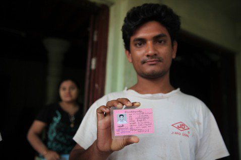緬甸不同等級的公民領有不同顏色的身分證：粉紅色、綠色、藍色，上面還會有註明種族、...