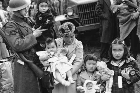 日本移民與日裔美國人被迫離開自己的家園、放棄財產，而且這當中有將近三分之二的人是...