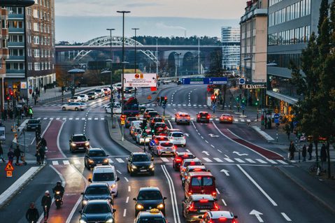 瑞典政府透過道路設計、科技、法規與教育各方面來加強道路安全，為實踐「交通零死亡」...