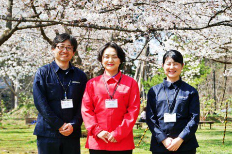 弘前公園的三位櫻守，左起海老名雄次、橋場真紀子、丸居和，三人都擁有樹木醫生資格。...