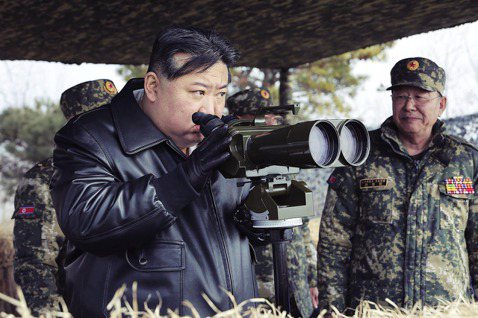 北韓對民眾的全方位監控，正持續強化。圖為2024年3月7日，金正恩視察軍隊。 圖...