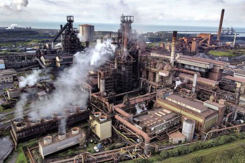 英國塔塔鋼鐵在轉型過程中，減少了2,800個工作機會，引起鋼廠員工的強烈抗議。 ...