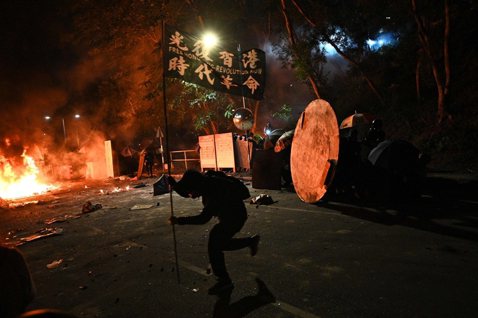 港警強攻校園：香港示威衝突急升溫，中共將面臨什麼風險？