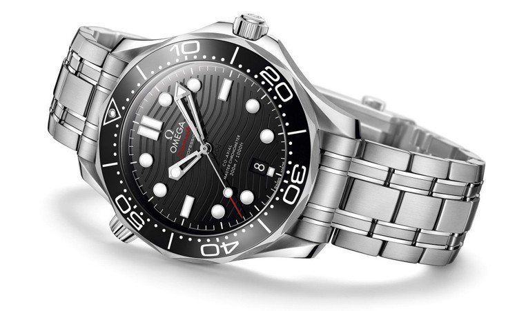 歐米茄海馬Diver 300M系列不鏽鋼鏈帶腕表，15萬9,000元。圖／歐米茄...