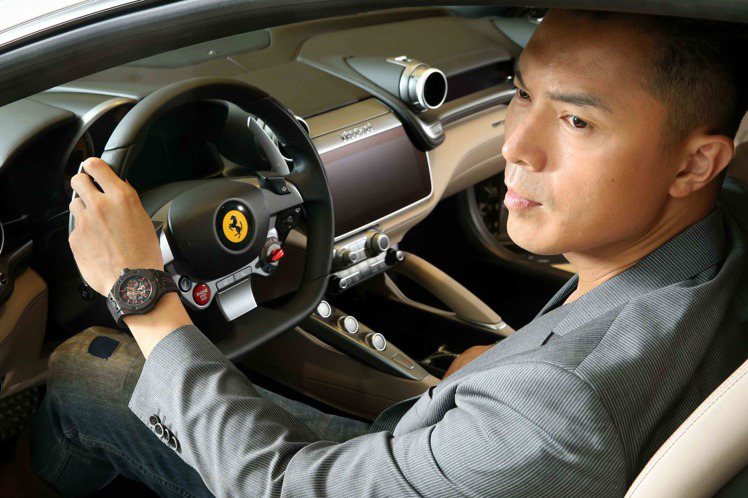 佩戴宇舶Big Bang Ferrari碳纖維腕表的陳信安，也試乘了最新的法拉利...
