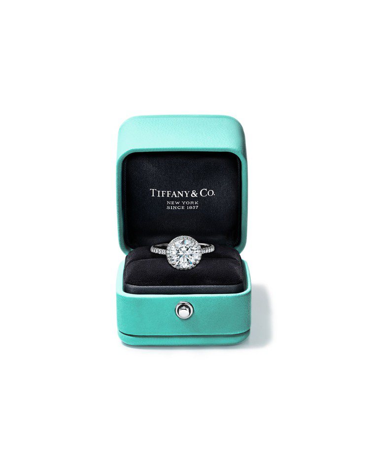 Tiffany嶄新戒盒，承載美好未來與幸福的夢幻藍盒。圖／Tiffany提供