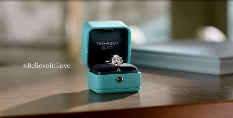 The Tiffany Setting六爪鑲嵌訂婚鑽戒將鑽石高高托起，閃耀璀璨傳...