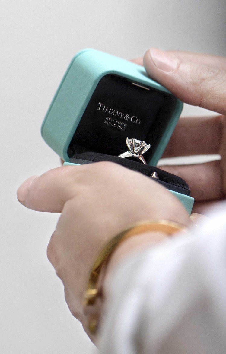 趙又廷說：「簡單，但長存，這才是我想要的愛情」，正像是Tiffany六爪鑲嵌鑽戒...