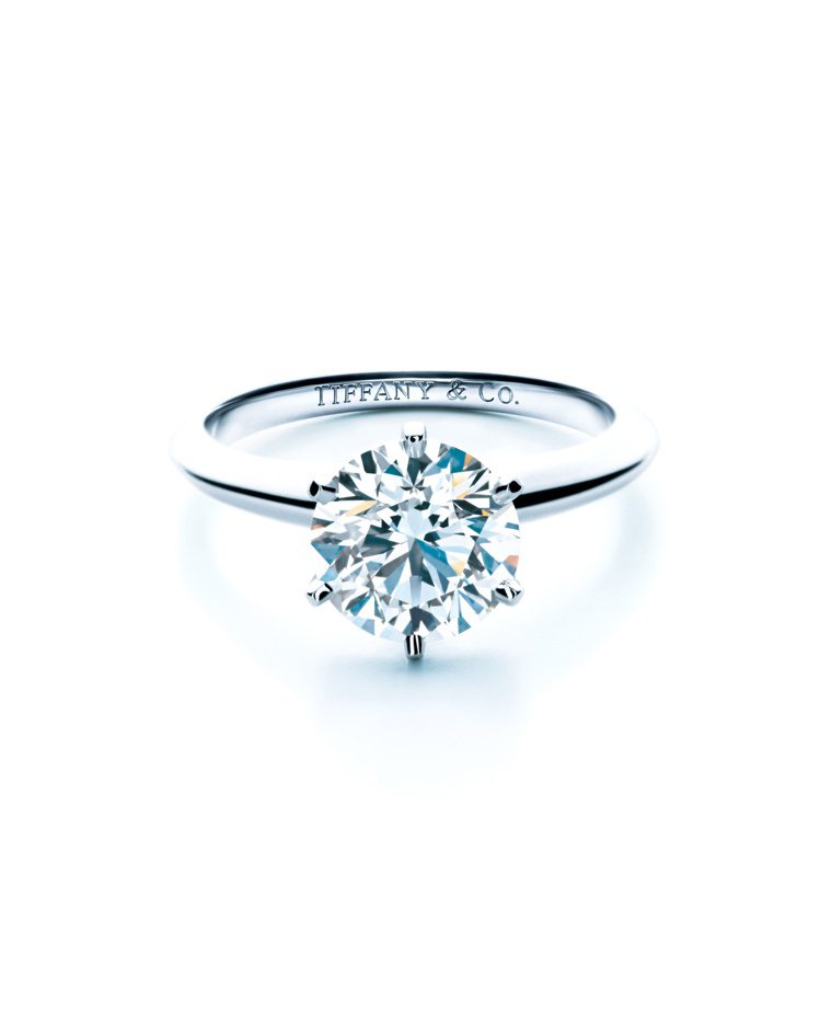 The Tiffany Setting 鉑金六爪鑲嵌鑽戒。圖／Tiffany提供