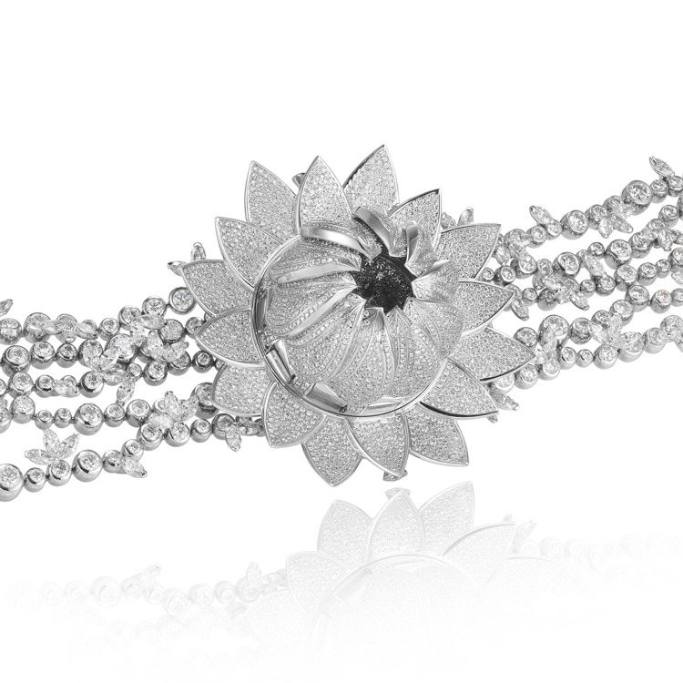 蕭邦Blanc Lotus白色蓮花高級珠寶腕表，花瓣可以闔起來或綻放。價格店洽。...