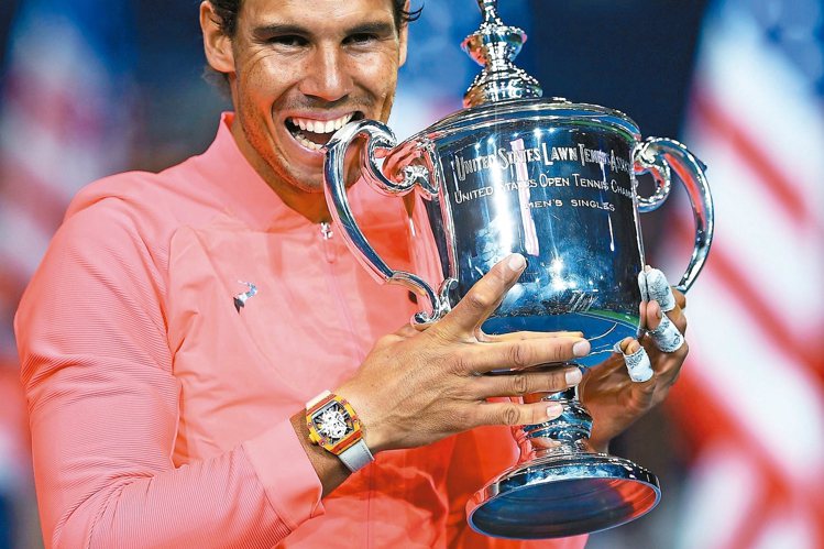 球王納達爾在頒獎典禮上，擁抱美網第三座冠軍獎盃，手上配戴的就是RM 27-03陀...