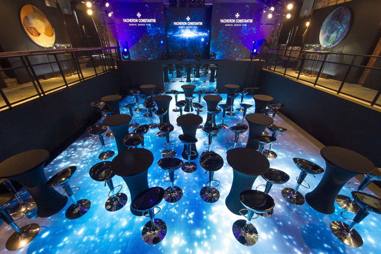 江詩丹頓的「天體力學」展覽會場，採用與世大運相同的巨型LED地板，結合現代科技展...