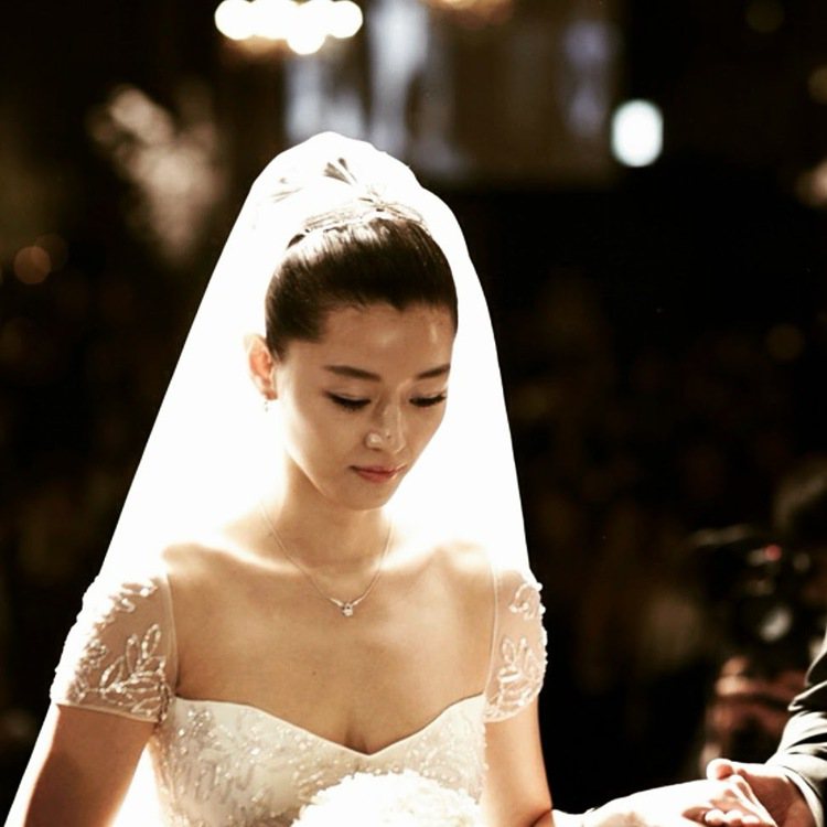 韓國女神代表全智賢婚禮上配戴了CHAUMET的Josephine系列冠冕、耳環、...