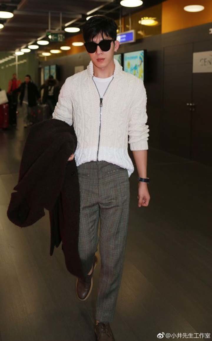 井柏然在日内瓦机场时，以白色麻花编织外套搭配威尔斯亲王格纹长裤以及咖啡色便鞋，难...