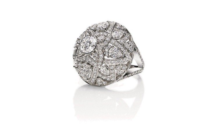 海瑞溫斯頓Lotus鑽石戒指，鉑金鑲嵌約4.47克拉鑽石。圖／海瑞溫斯頓提供