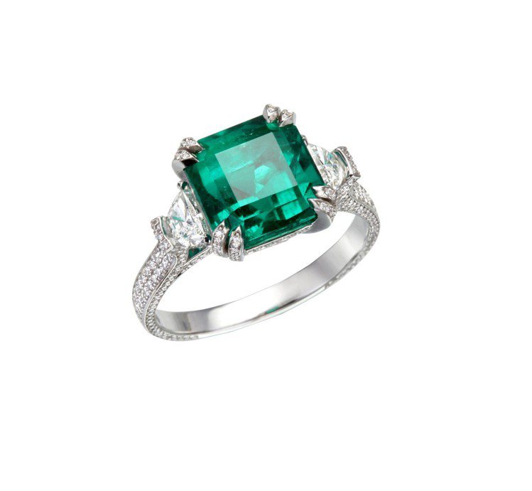 蕭邦頂級珠寶系列3.67克拉祖母綠鑽石戒指，574萬1,000元。圖／蕭邦提供