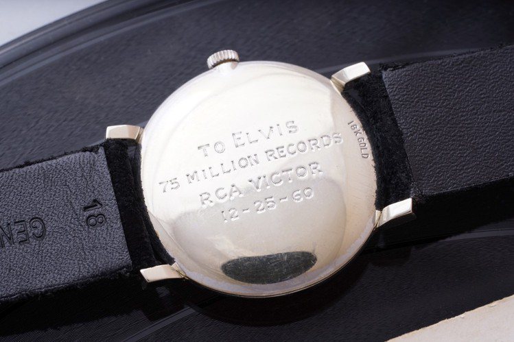 貓王Elvis Presley所藏的歐米茄18k白金鑲鑽腕表，底蓋鐫刻有字樣紀念...