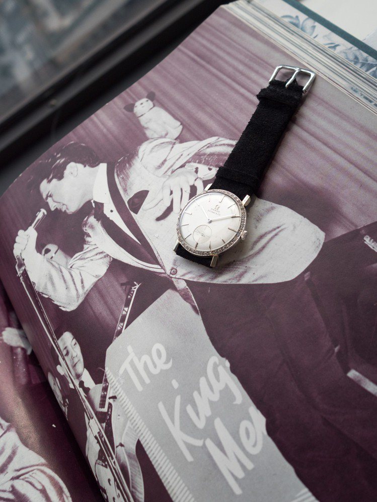 貓王Elvis Presley所藏的歐米茄18k白金鑲鑽腕表，與紀念書《Elvi...