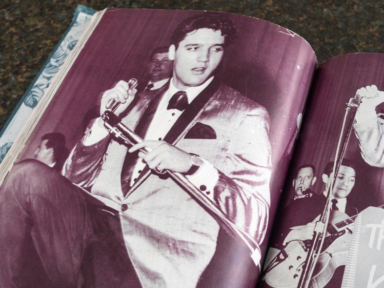 貓王Elvis Presley所藏的歐米茄18k白金鑲鑽腕表，與紀念書《Elvi...