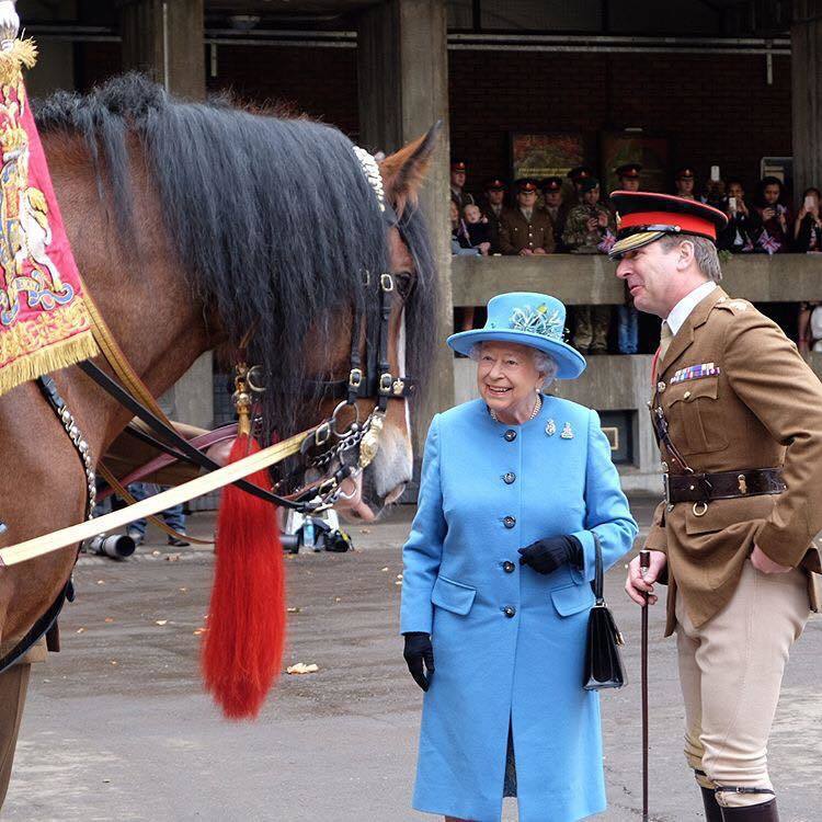 英國女王參觀英國皇家近衛騎兵（The Household Calvary），其中...