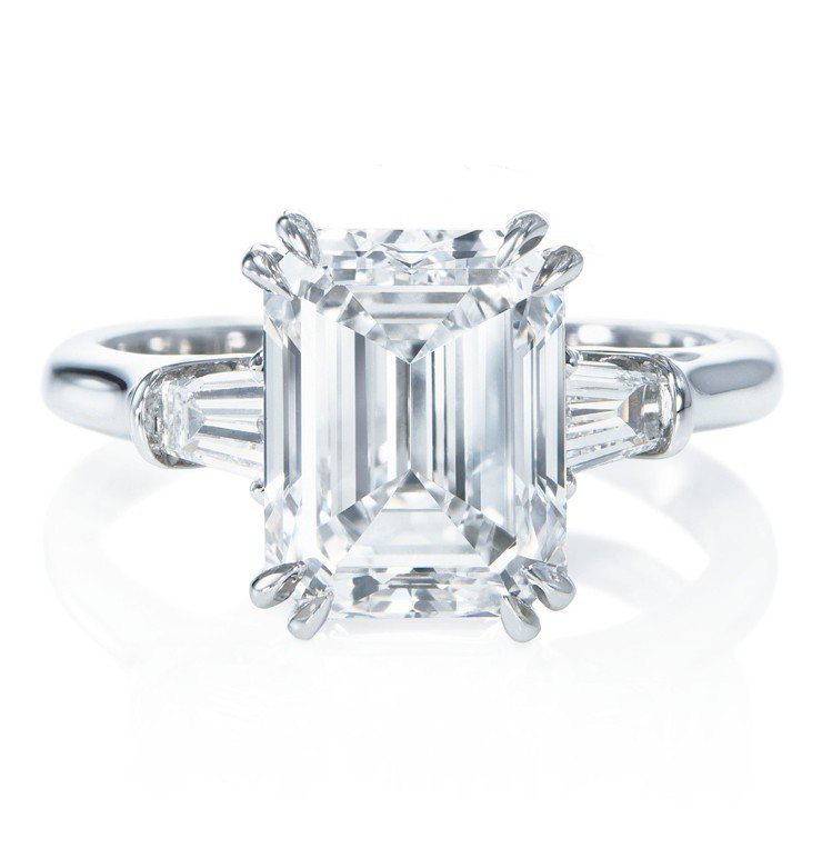 經典溫斯頓Classic Winston系列祖母綠型切工鑽石戒指。圖／海瑞溫斯頓...