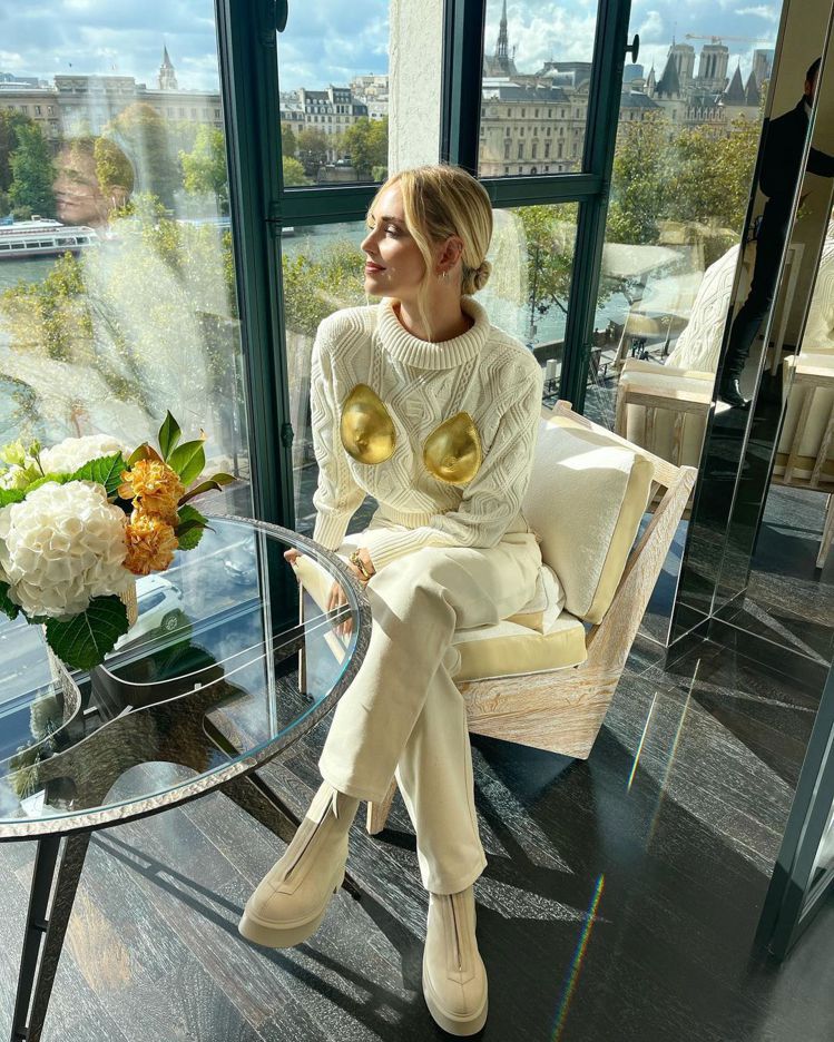 Chiara穿著Schiaparelli秋冬系列的米白色羊毛手工編織高領衣，胸前...