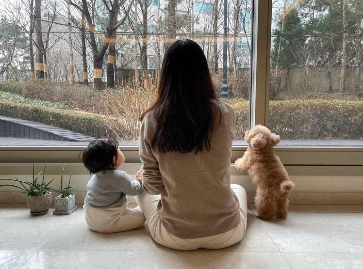 崔智友開通IG的第一張照片就是放上和女兒、愛犬的背影，相當溫馨可愛。圖／取自IG