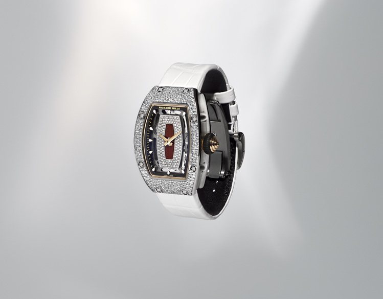 與楊紫瓊手上配戴相似款的RM 07-01白金雪花鑲鑽女士腕表，參考價約643萬元...
