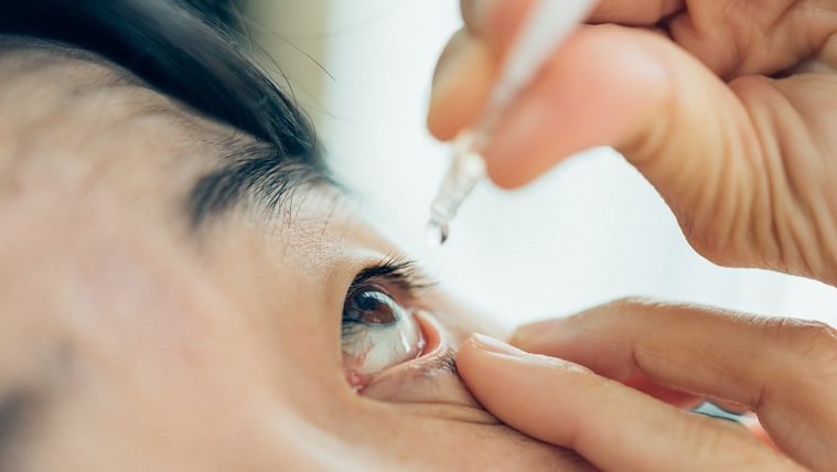 眼藥水滴眼球上竟是錯的 導致損傷和發炎 藥師公開5大ng使用法 眼部 科別 元氣網