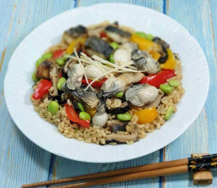 鯖魚&牡蠣彩蔬和風炊飯 圖/林芝蕙提供
