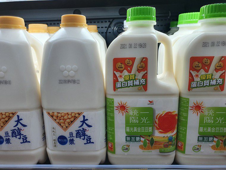 「植物奶」飲品近來成為潮流，不過營養師建議要注意計算攝取量，均衡飲食。記者李成蔭...