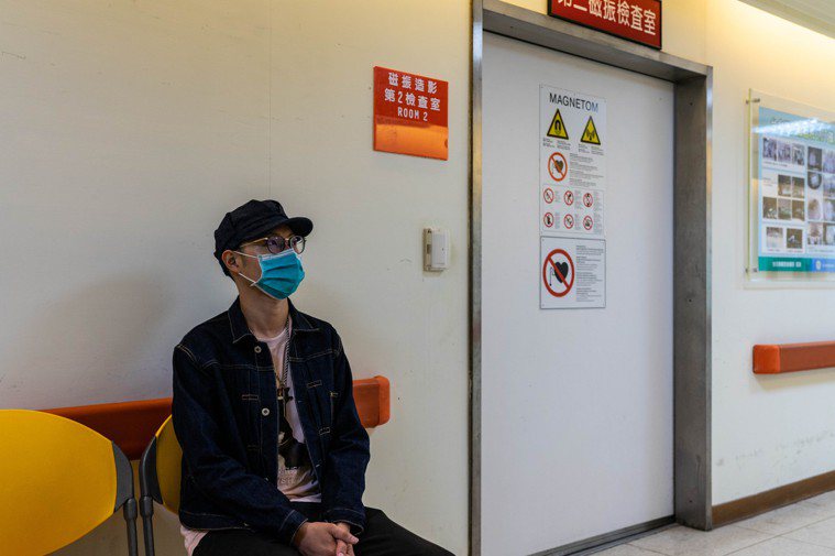 坐在台北榮總核磁造影檢查室前，楊家豪說，肺癌最怕腦轉移，他每隔一段時間，就會到此...