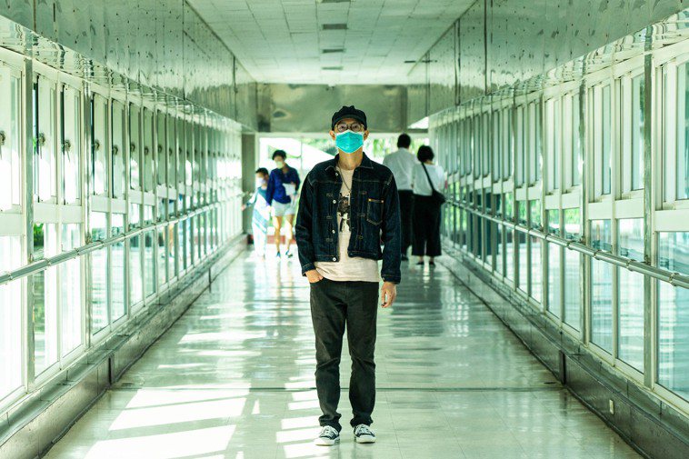 台北榮總一條連接兩棟大樓的空橋，通往癌病中心，楊家豪說，這是他每次回診時必經的道...