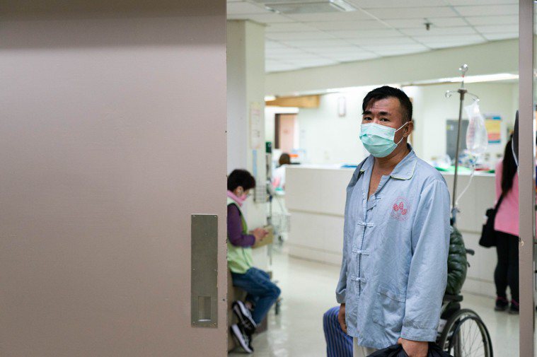 步出台北榮總胸腔部病房區，接受治療近兩年，阿煌哥胸部的腫瘤，已由五公分降至目前的...